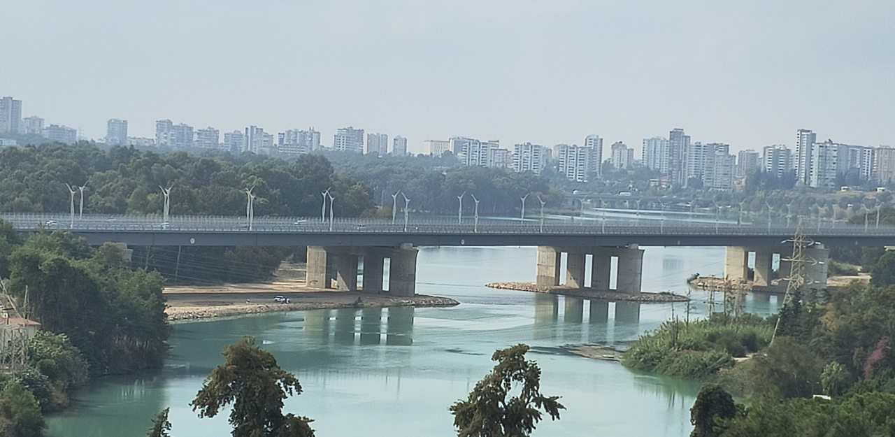 Seyhan Nehri üzerindeki Adana 15 Temmuz Şehitler Köprüsü