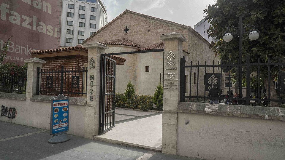 Kuruköprü Anıt Müzesi olarak kullanılan eski kilise binasının girişi