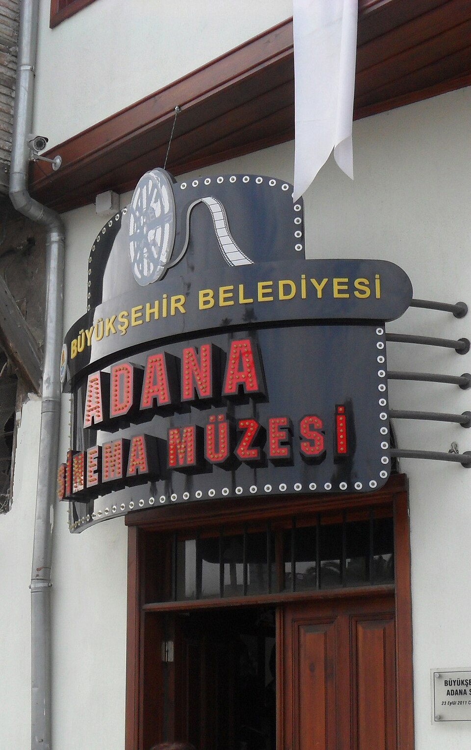 Adana Sinema Müzesi girişindeki müze tabelası