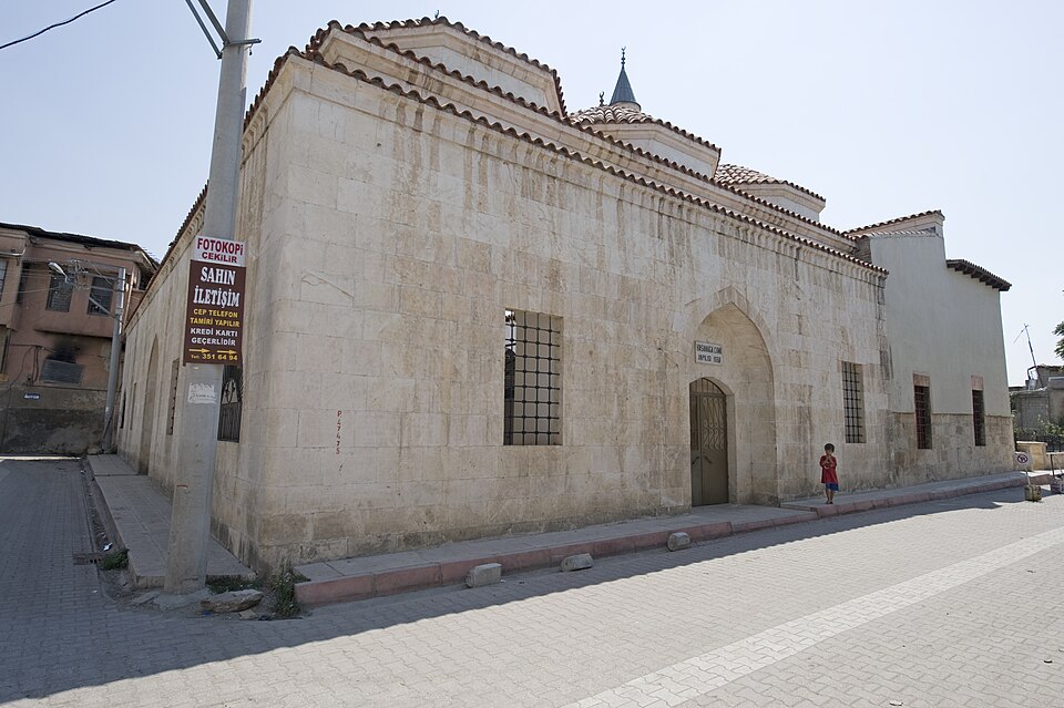Hasan Kethüda Camii dış cephesi ve giriş kapısı