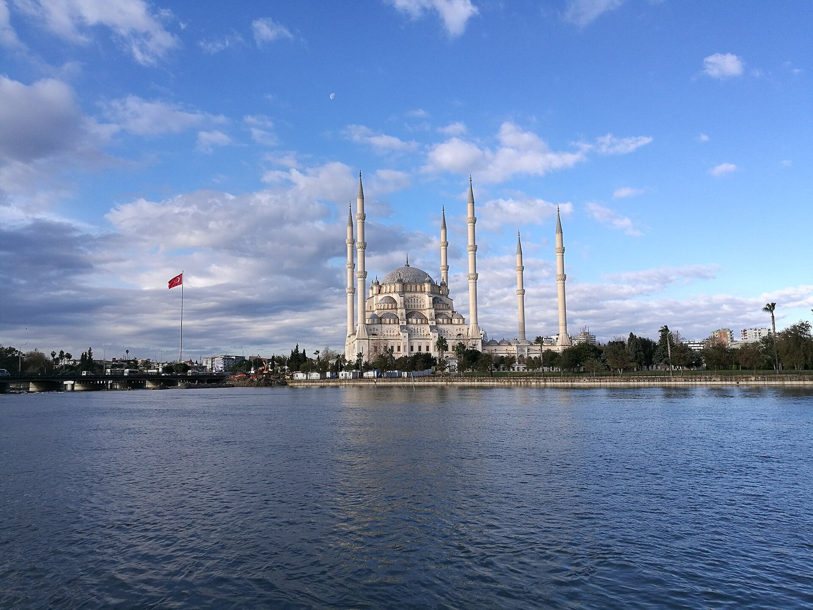 Seyhan Nehri üzerinden Adana Sabancı Merkez Camii'nin kubbeleri ve altı minaresi